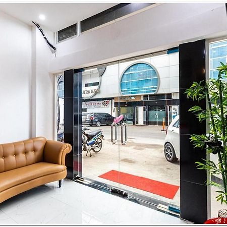 Reddoorz Plus @ Centrium Katamso Medan Eksteriør billede