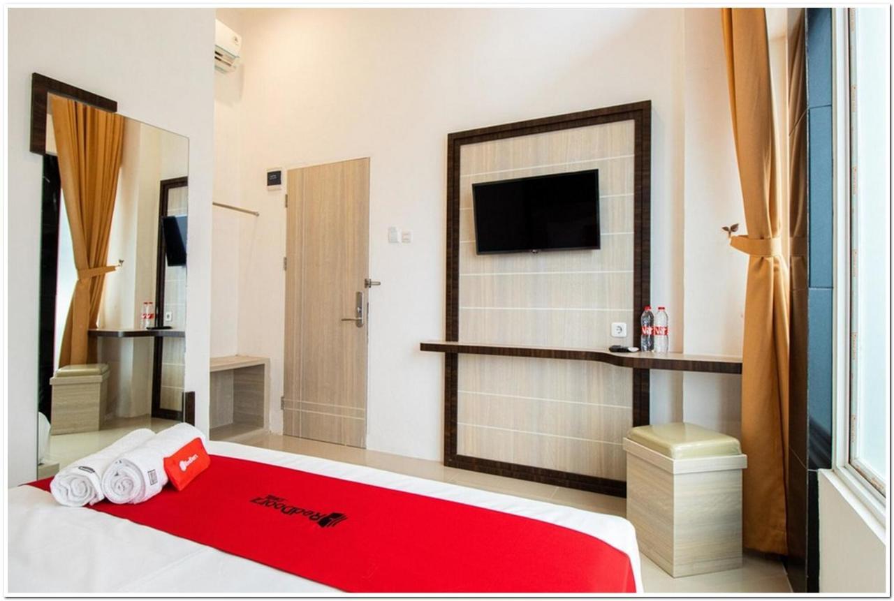 Reddoorz Plus @ Centrium Katamso Medan Eksteriør billede